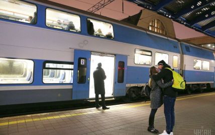 На різдвяно-новорічні свята "Укрзалізниця" призначить 34 додаткові поїзди. Повний перелік