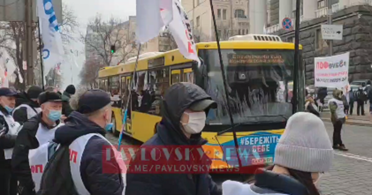 В Киеве ФЛП перекрыли проезд по Грушевского под Кабмином: пускают только общественный транспорт