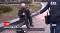Новини України: вінницький пенсіонер підробляє вуличним музикантом та збирає гроші QR-кодом