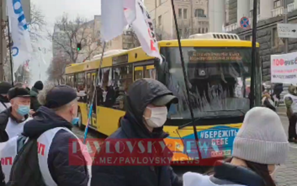В Киеве ФЛП перекрыли проезд по Грушевского под Кабмином: пускают только общественный транспорт