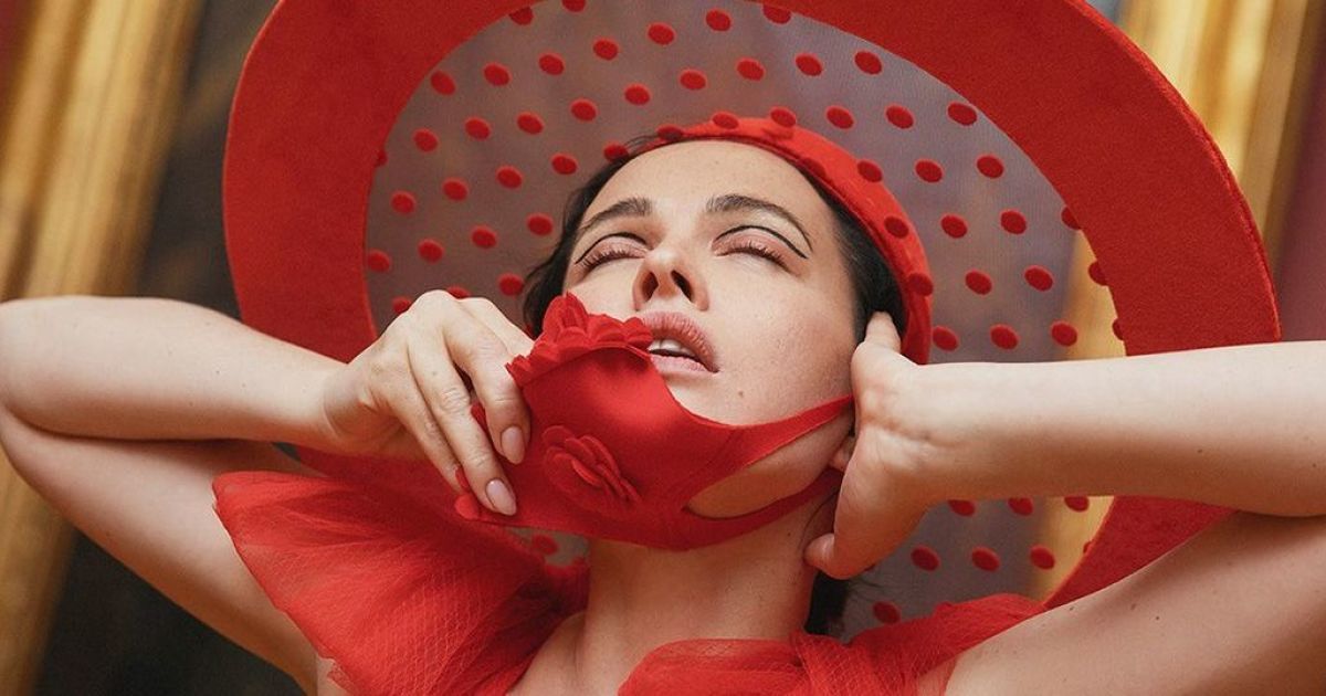 Астаф’єва, Саніна та Різатдінова влаштували ефектну фотосесію в масках та розкішних сукнях