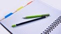 Какой ручкой на самом деле следует проверять тетради в школе — психологи ответили