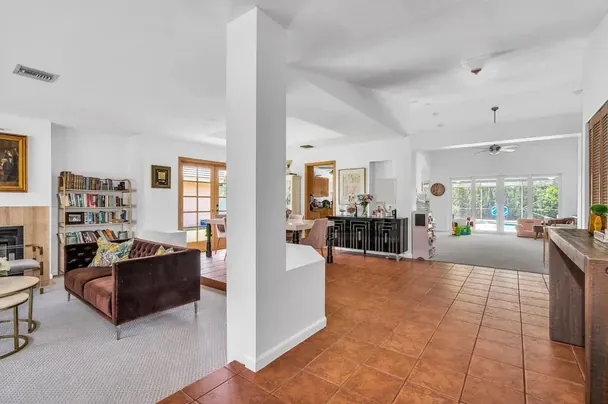 За даними джерела ЦПК, дружина Рустема Умєрова Лєйля від 2017 року до липня 2025-го також реєструвалася у віллі у Флориді