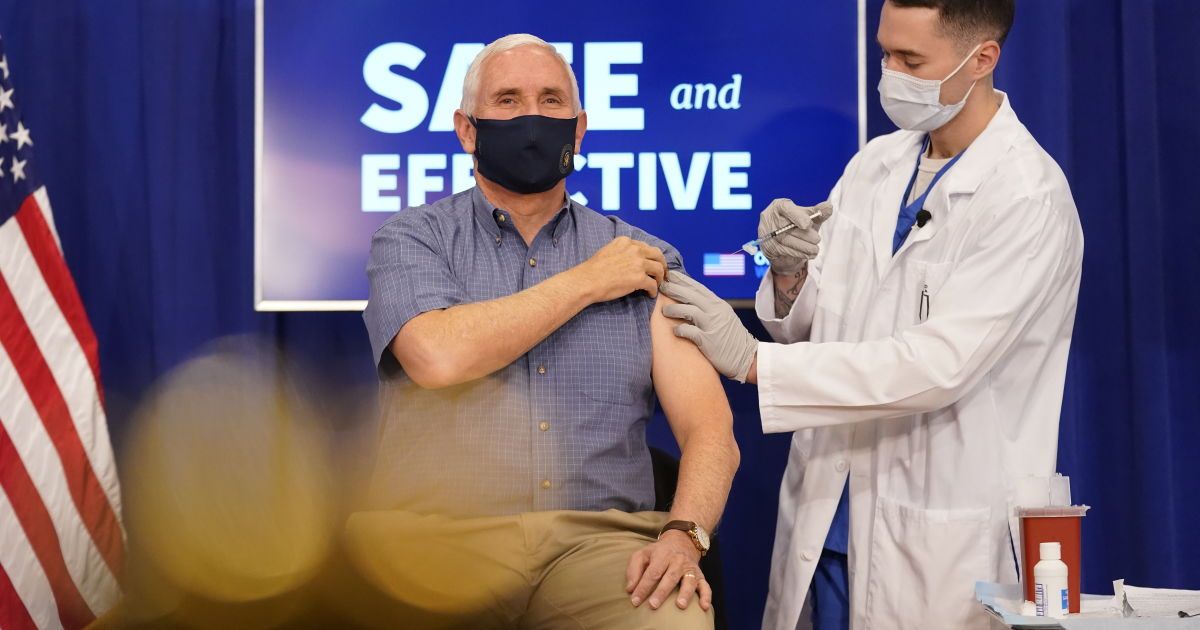 Пенс вакцинувався_1 / © Associated Press