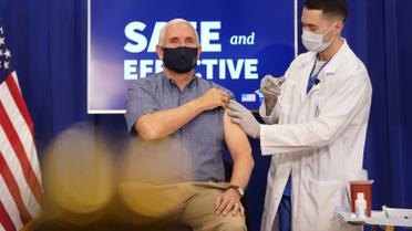 Пенс вакцинувався_1 / © Associated Press