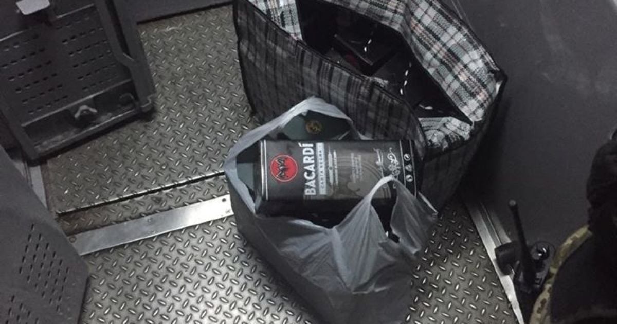 На кордоні у поїзді "Полтава-Москва" у паливні для вугілля знайшли контрабандні ром і віскі