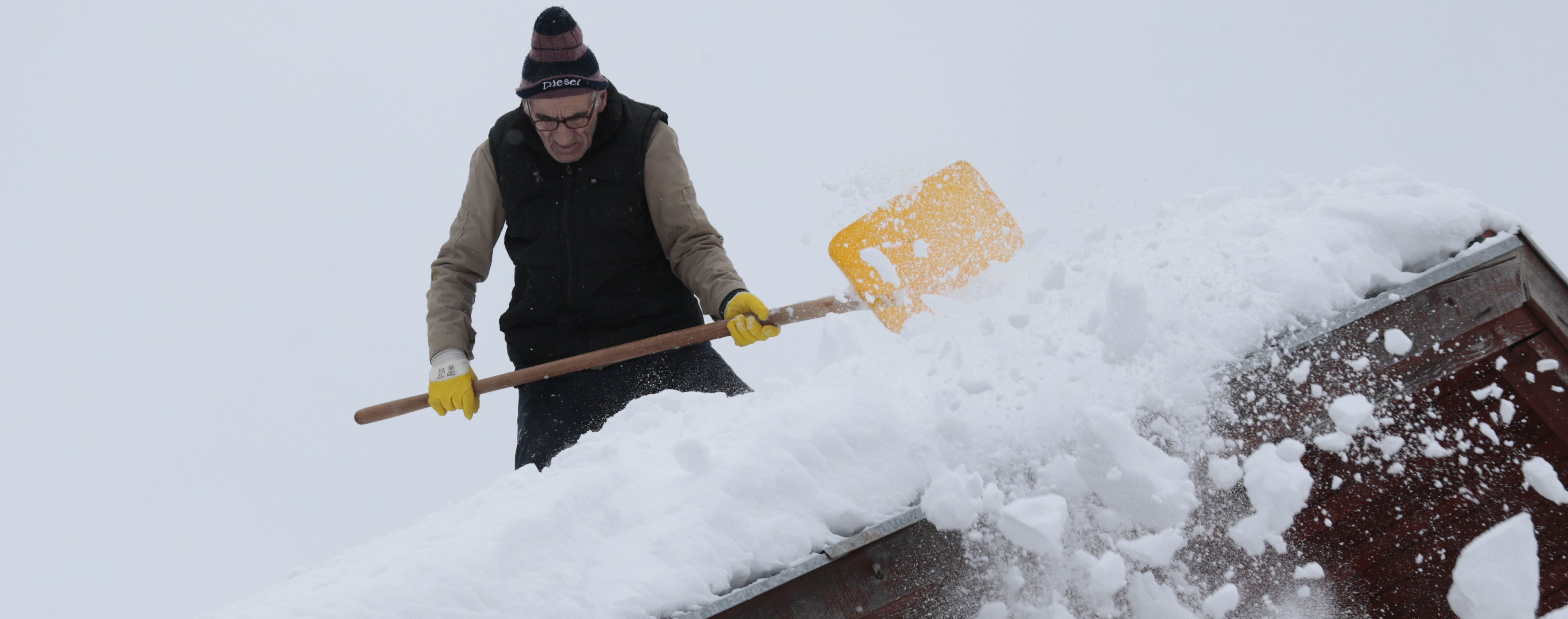 Погода на четвер: Україну замітає снігом, місцями ожеледиця
