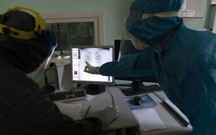 За шаг до коллапса: в одесских больницах не хватает мест для больных коронавирусом, а "скорые" отказывают в госпитализации