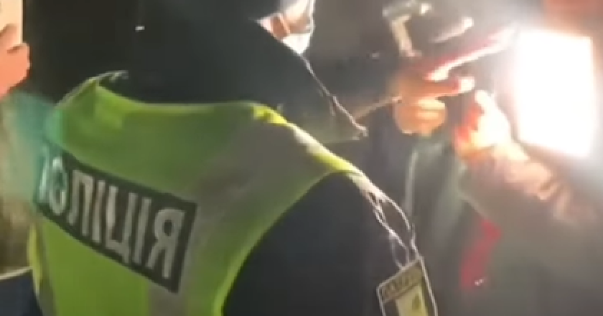 "Ты можешь что-то сделать?": в Харькове блогер снял на видео, как плюет в патрульного полицейского
