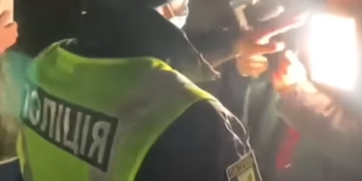 "Ты можешь что-то сделать?": в Харькове блогер снял на видео, как плюет в патрульного полицейского