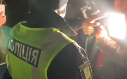 "Ты можешь что-то сделать?": в Харькове блогер снял на видео, как плюет в патрульного полицейского