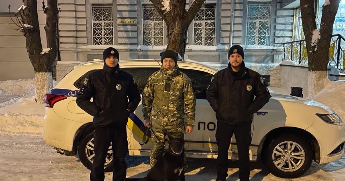 Полицейские Павлограда спасли отца с 10-летним сыном, заблудившимся в лесу. Фото: facebook.com/PoliceDniproRegion