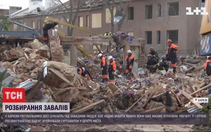 Ракетний удар по гуртожитку в Харкові: рятувальники досі шукають під завалами людей