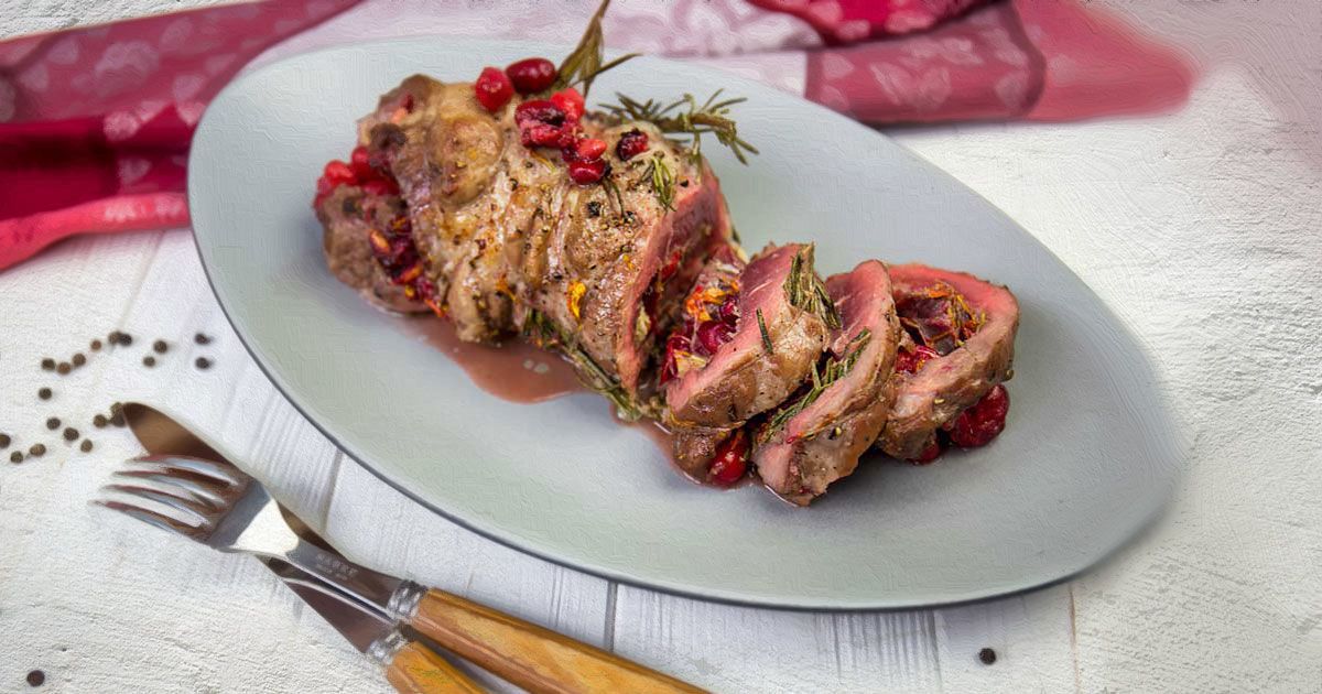 М’ясний рулет з ягодами в духовці