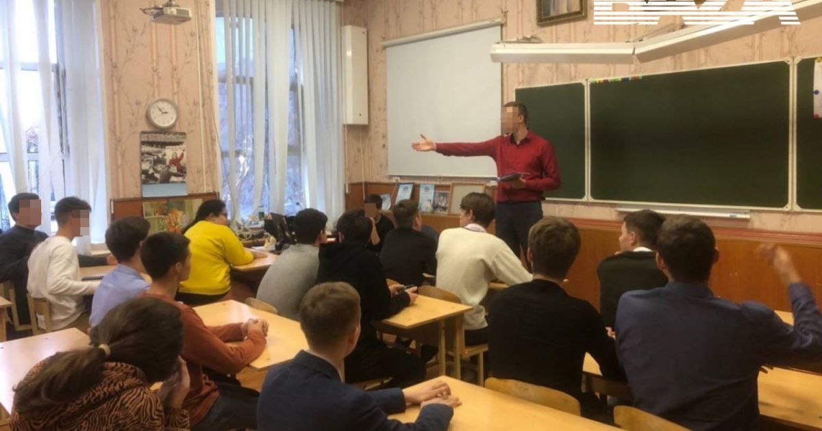 Вчителя історії з Воронезької області, який воював проти України, затримали за розбещення школяра