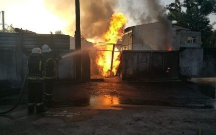 Масштабный пожар произошел на заправке в Ирпене
