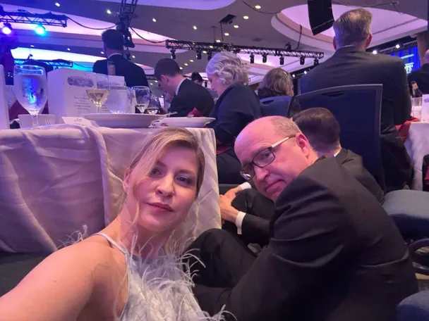 Після пострілів деякі присутні – журналісти та їхні гості – ховалися під столами. Фото: Olga Stefanishyna / Facebook / © Ольга Стефанішина