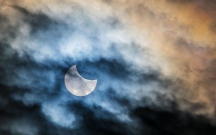 Сонячне затемнення в Україні: яскраві фото та відео астрономічного явища