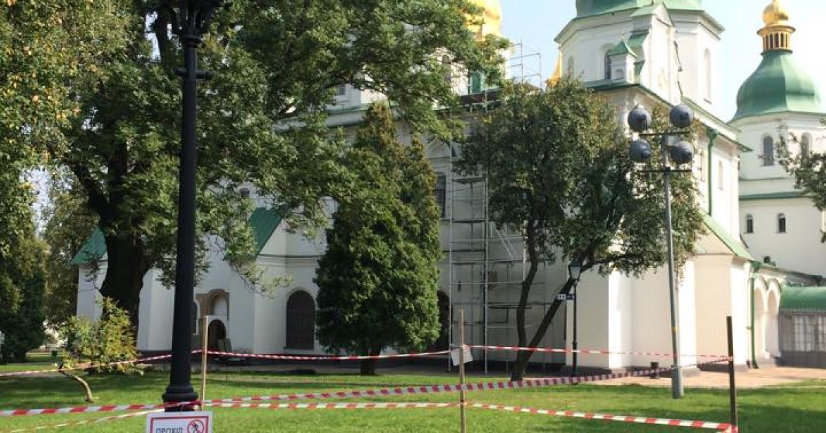 Во дворе национального заповедника "София Киевская" провалился грунт / © Фото Валерии Ковалинской/ТСН