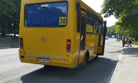 "Розвелося вас тут": у Рівному водій маршрутки нагрубіянив матері загиблого Героя