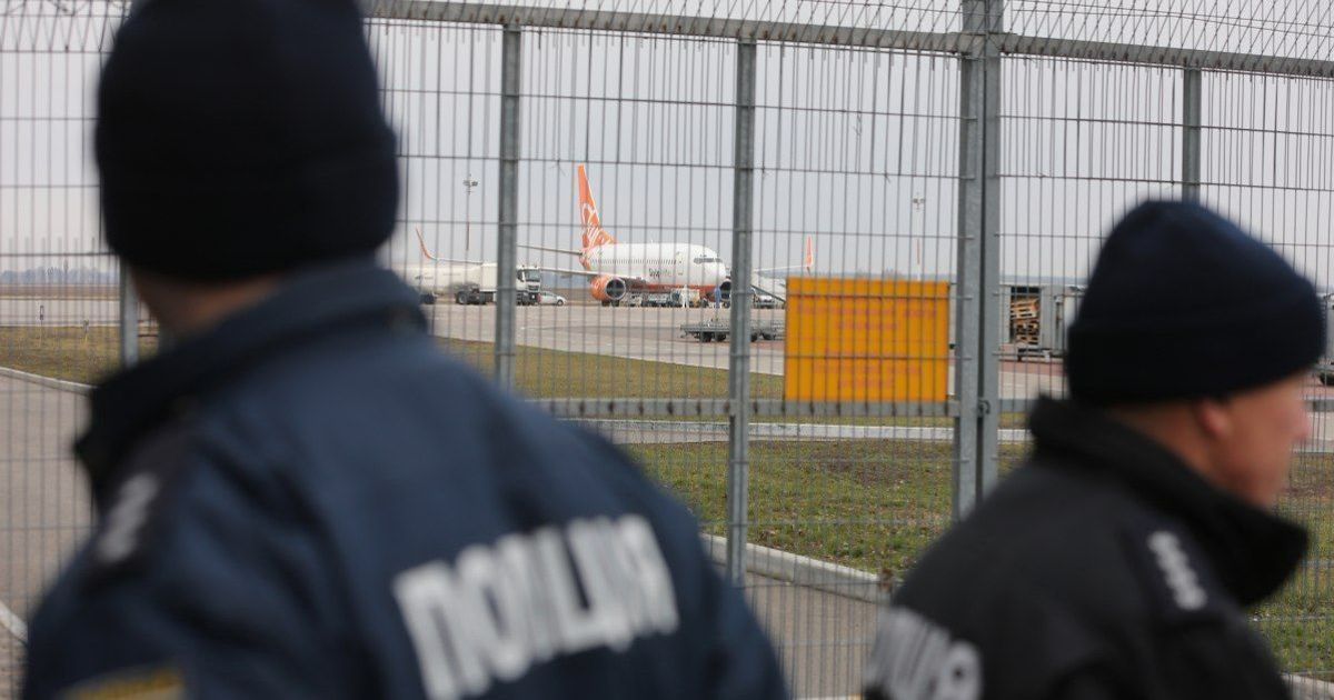 Десятки украинцев пытались вылететь из Киева в Германию. Их не пропустили пограничники