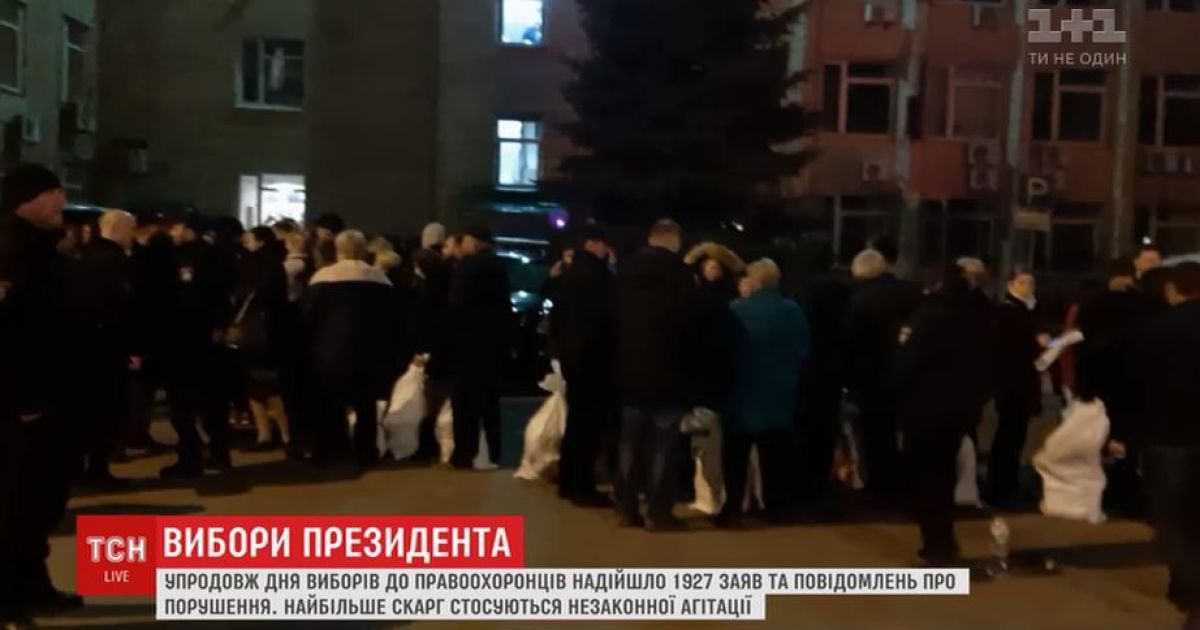 У окружних комісіях утворились довжелезні черги: зволікання пояснюють помилками у протоколах