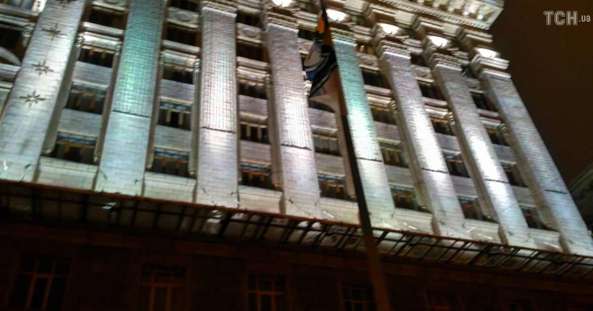 Прапор ВМС України біля Київради_1 / © ТСН.ua