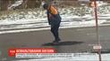 Мережу підірвало відео ремонту дороги, під час якого комунальник ногами розрівнює асфальт