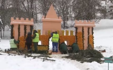 В Киеве на Певческом поле строят инсталляцию из 120 тонн цитрусовых