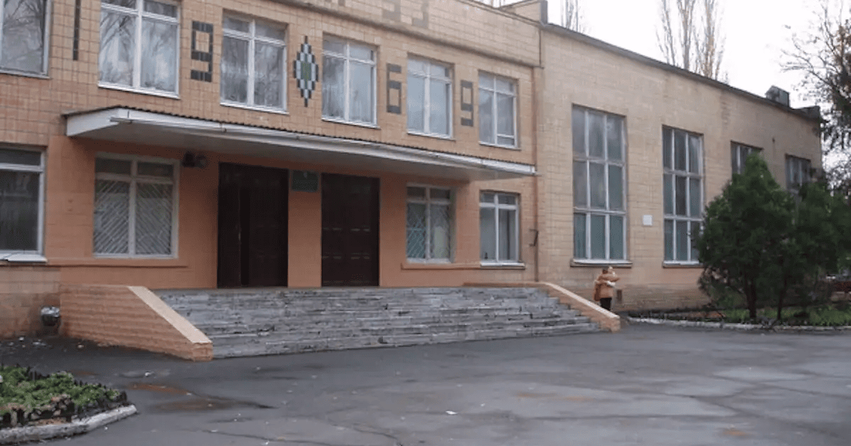 В Одесі вчителька випала з другого поверху, миючи шкільні вікна: керівництво вже «вмило руки»