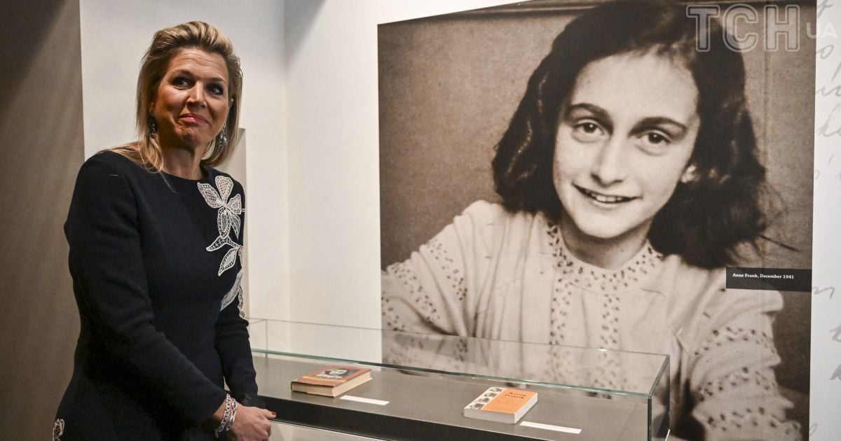 Королева Максима на тлі портрета Анни Франк