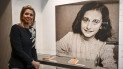 Королева Максима на фоне портрета Анны Франк