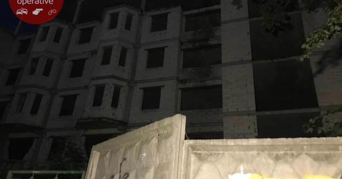 В Киеве девушка упала с недостроя, когда полезла туда фотографироваться