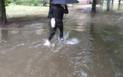 Злива у Києві: авто плавають, а люди по коліно у воді блукають