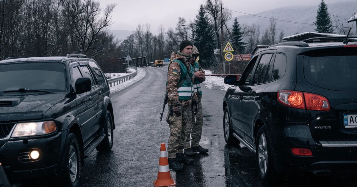 Співробітники Державної прикордонної служби України працюють на пункті пропуску біля кордону з Румунією у Велятино. Фото: Еліс Мартінс для The Washington Post