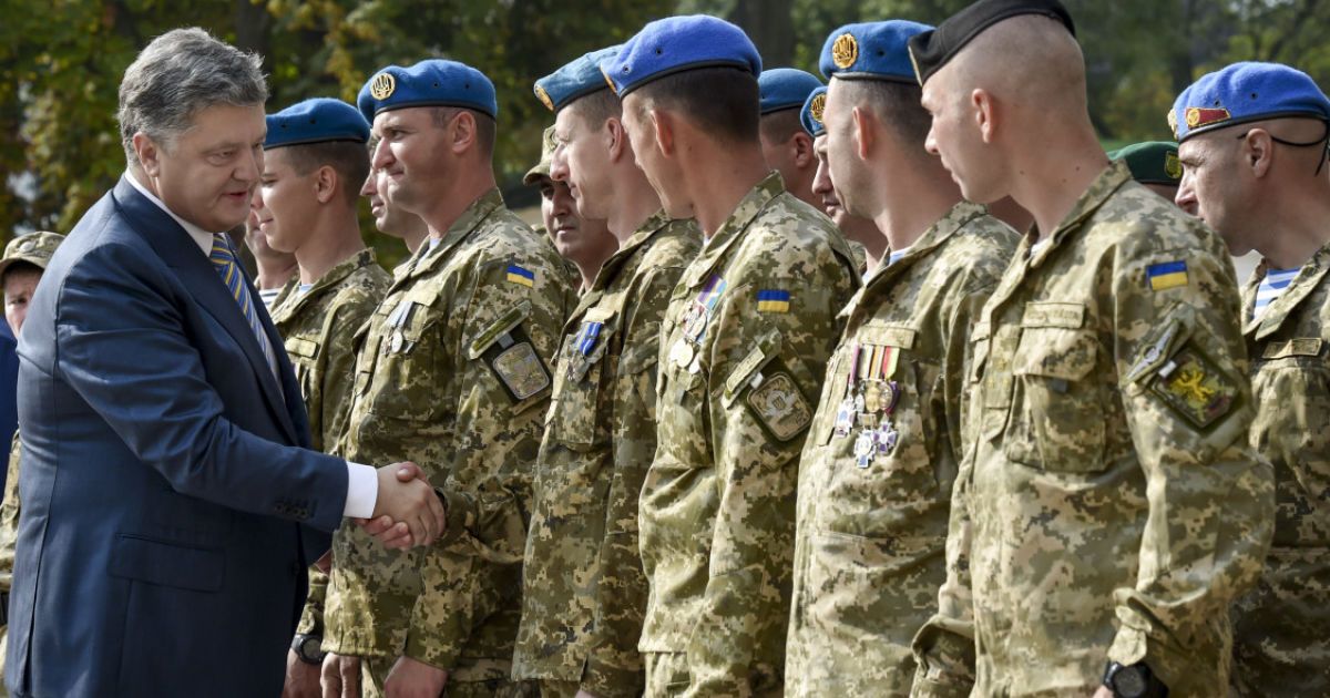 Війську сьогодні передадуть величезну партію техніки та зброї - Порошенко
