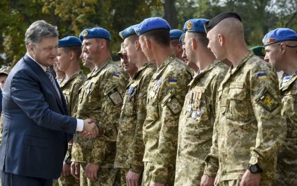Порошенко підписав закон про виплати полоненим військовим та їхнім родинам