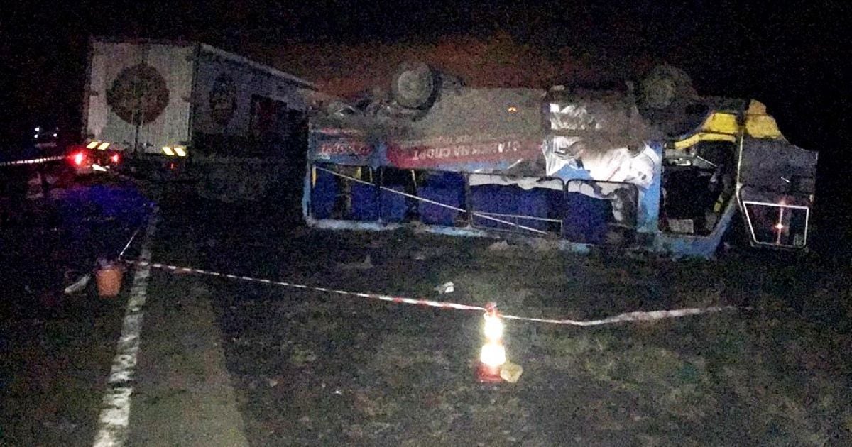 Очевидці великої ДТП під Херсоном розповіли, як фура перекинула автобус