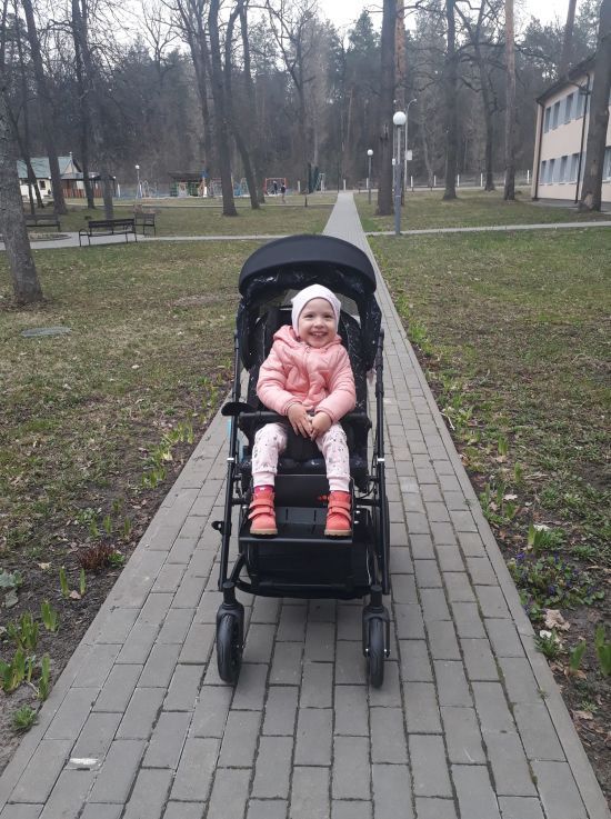 Мама Юлі просить допомогти зібрати кошти на реабілітацію донечки
