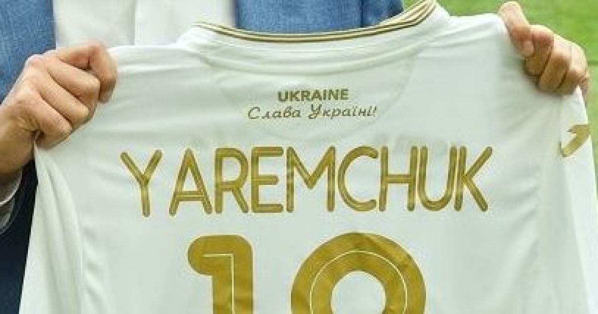 УЄФА дозволив лозунг "Слава Україні" на футболці збірної, у Росії вже "палає"