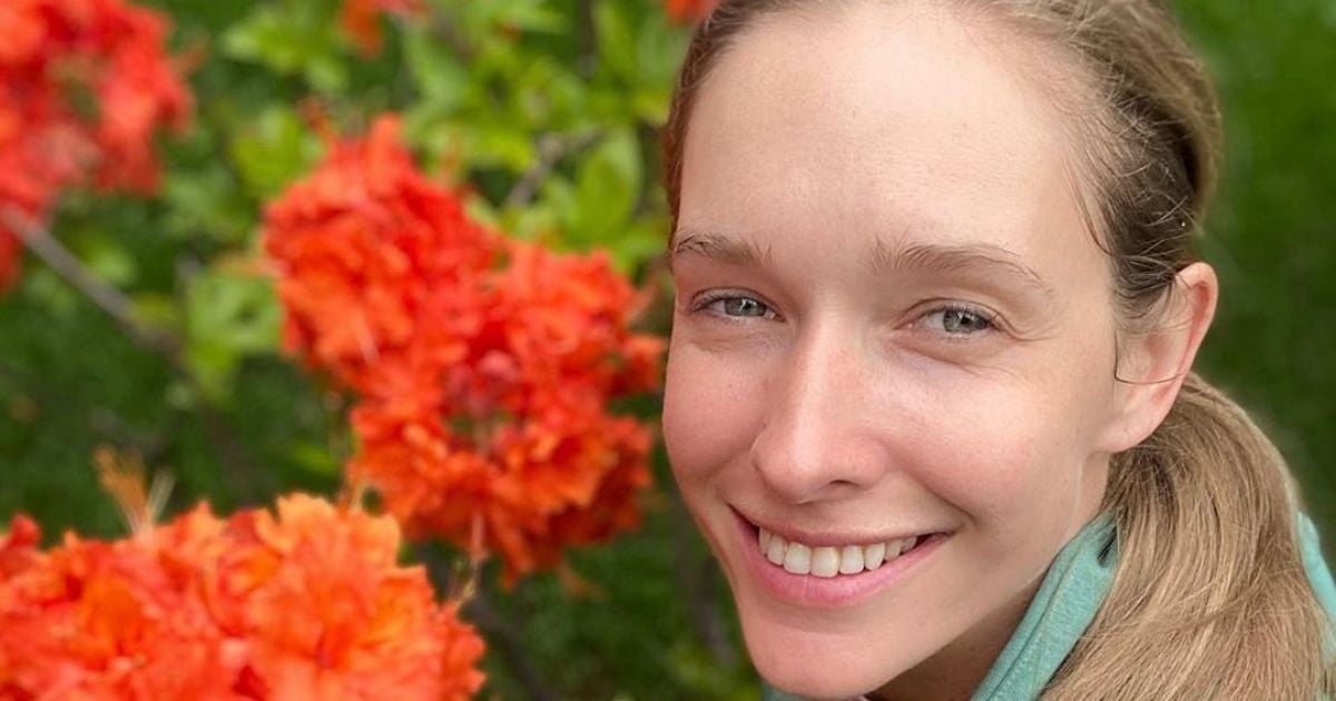 Екатерина Осадчая, лежа на траве в легком платье, засветила длинные ноги
