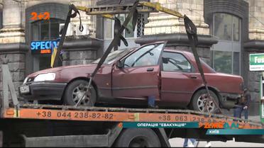 У Києві водій не погодився з рішенням інспекторів і спробував втекти з евакуатора