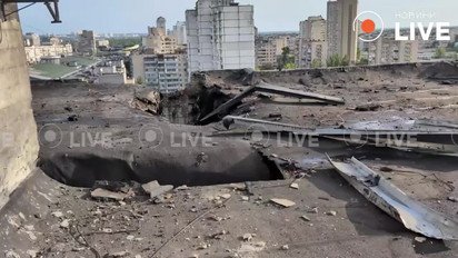 Появилось видео крыши дома, на которую упали обломки БпЛА