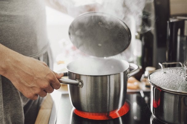 Ці продукти не можна готувати в каструлі з нержавійної сталі: поради професійних кухарів