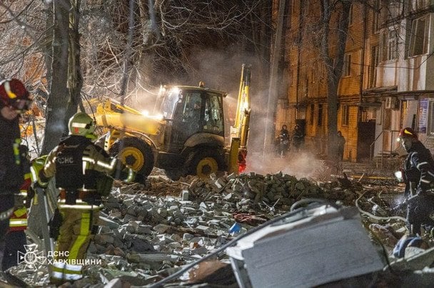 У Харкові тривають пошуково-рятувальні роботи на місці російського удару. / © Управління ДСНС у Харківській області