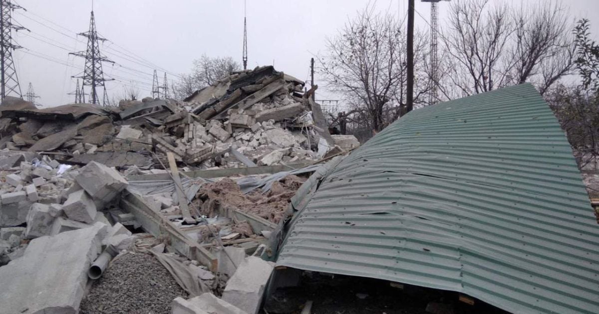 На Запоріжжі росіяни розбомбили двоповерховий будинок: під завалами опинилися люди (фото)