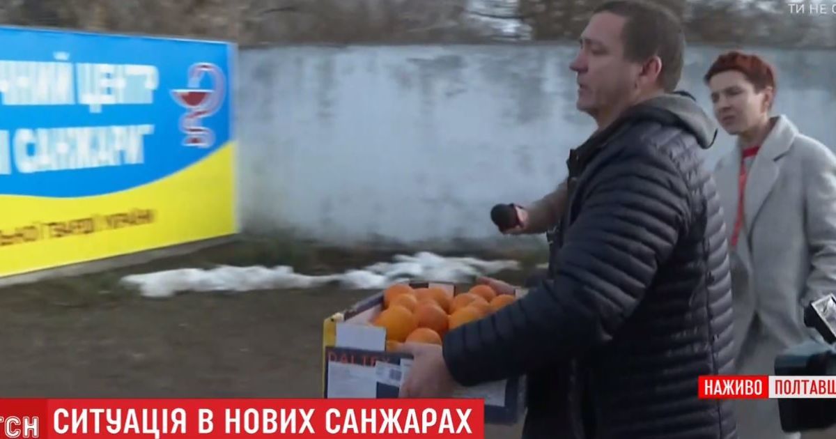 "Треба бути людьми". Переселенці з Донецька привезли гостинці для евакуйованих з Уханя