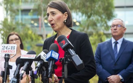 В красном платье и с румянами: премьер-министр Нового Южного Уэльса выступила на пресс-конференции