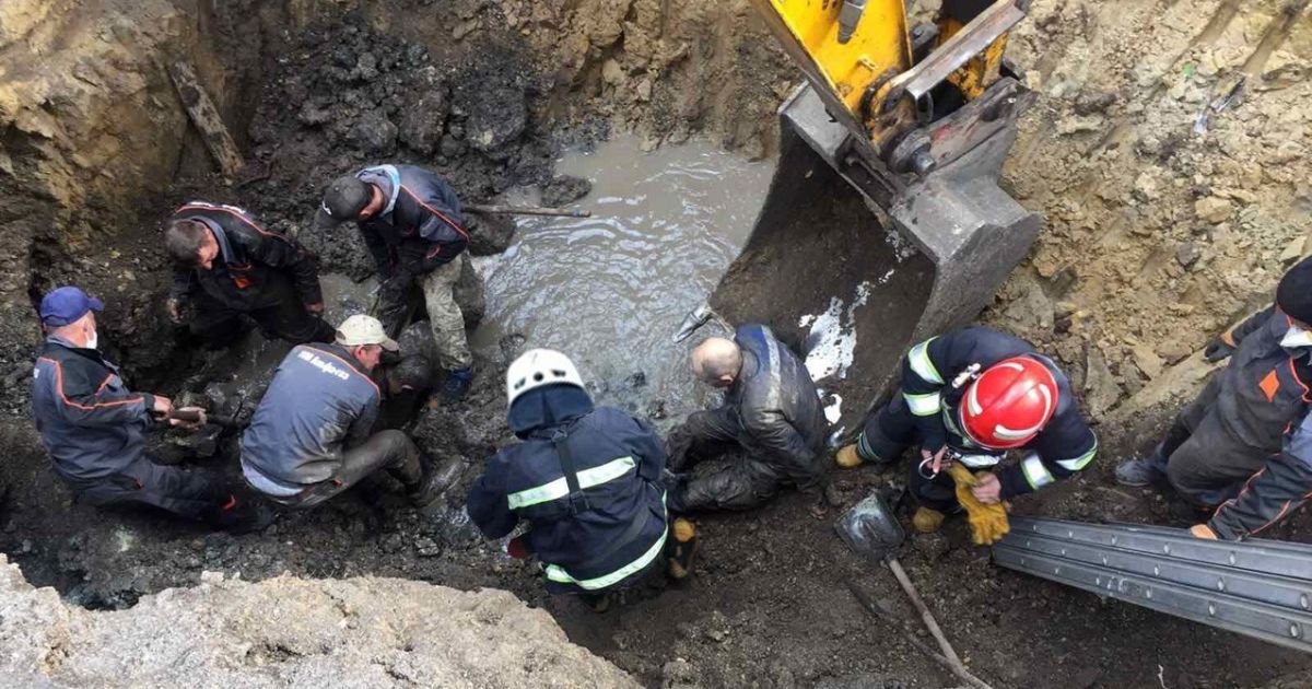 У Хмельницькій області робітники опинилися під завалами каналізаційного колектора: є жертва