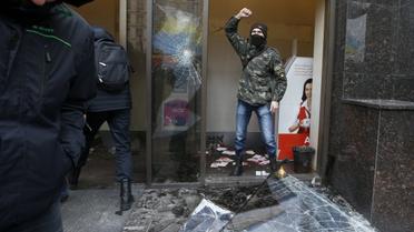 розтрощений Альфа банк на Хрещатику_1 / © УНІАН